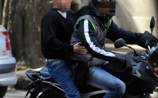 Le robaron las cenizas de su esposo cuando salía de la cochería