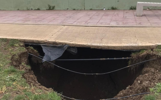 Por un derrumbe, peligra una parte del paseo costero