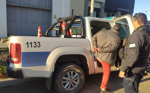 Le robaron el celular y cuando pidió ayuda a la Policía lo detuvieron por tener pedido de captura