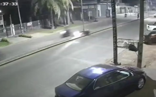 Iba en su moto a toda velocidad, chocó contra un poste y murió