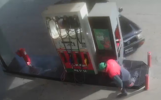 Chocó su camioneta contra dos estaciones de servicio y atropelló a un playero