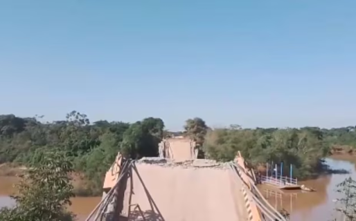 Colapsó un puente, un camión cayó al río y se desató una tragedia