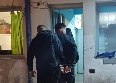 Taxistas salieron a perseguir a un ladrón y lo atraparon