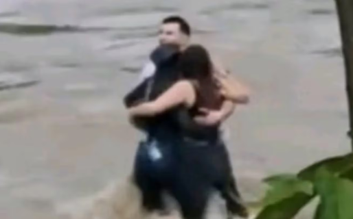 El último abrazo de tres amigos antes de morir ahogados por la crecida imparable de un río