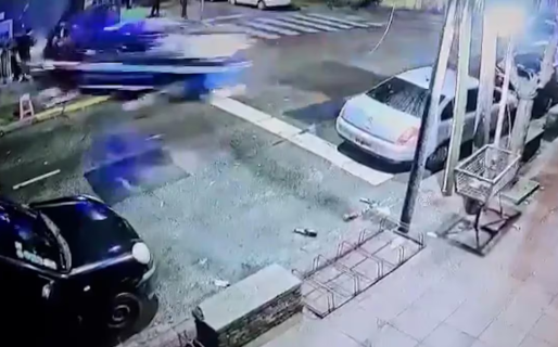 Un patrullero municipal perdió el control y embistió a dos hermanos: uno de ellos murió
