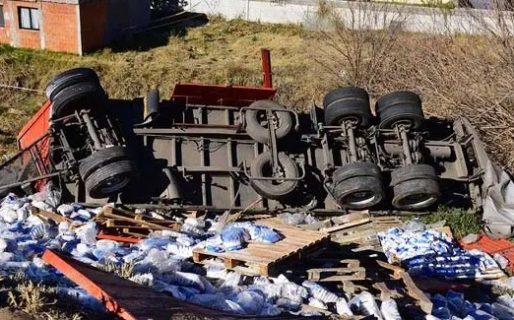 Volcó un camión con 30 mil kilos de azúcar y al rato fue saqueado