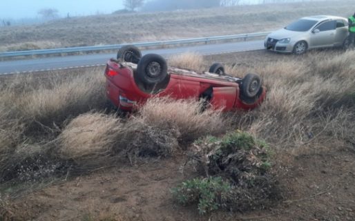 Perdió el control de su auto y volcó