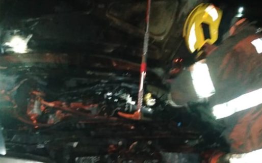 Iba manejando y se le prendió fuego la camioneta