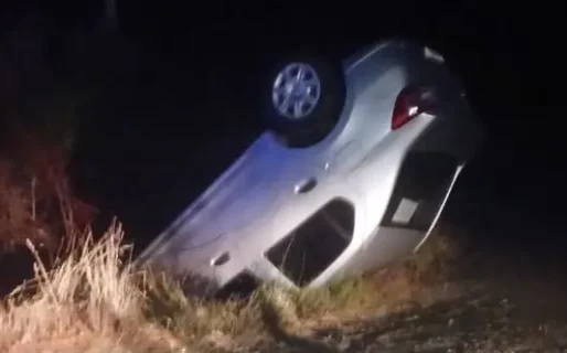 Iba a alta velocidad,  volcó y el auto cayó a un pozo