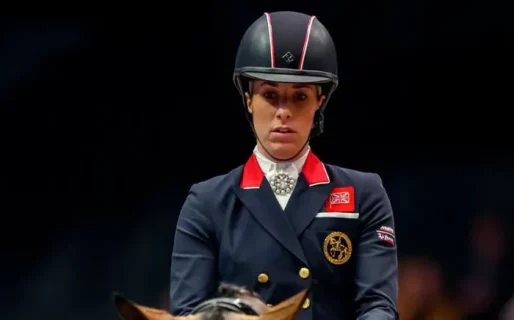 Campeona olímpica fue filmada azotando un caballo y fue expulsada de los JJOO