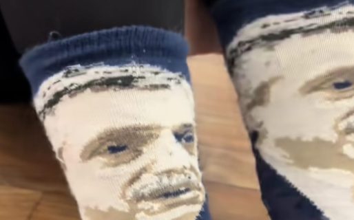 Quiso comprar medias con el rostro de Albert Einstein pero le pifió: eligió unas de Alberto Fernández