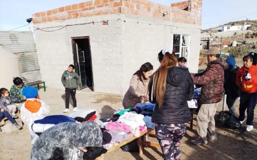 Reparte leña y abrigo a las familias que más lo necesitan y va a realizar una comida para los niños