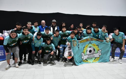 El fútbol barrial recibió material deportivo