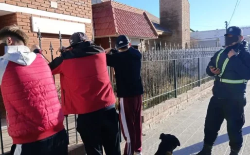 Lo detuvieron cuando caminaba con dos amigos y tenía pedido de captura por robo