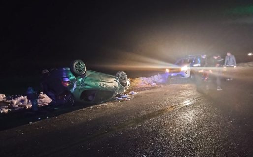 Perdió el control del auto, se fue a la banquina con hielo y volcó
