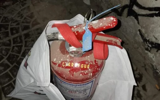 Se robó un matafuego del estacionamiento de un supermercado