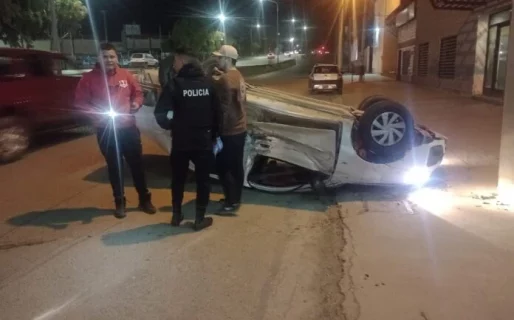 Volcó un auto, tras un choque en medio de los festejos