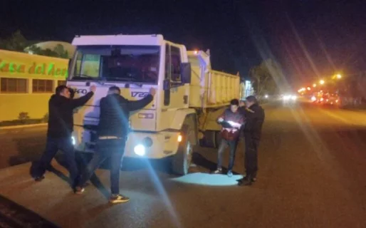 Conducía borracho un camión, chocó a otro vehículo y se dio a la fuga