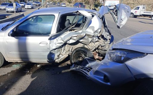 Fuerte accidente en el ingreso al barrio Castelli: una mujer debió ser trasladada al hospital