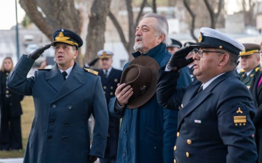 Macharashvili encabezó el izamiento de la bandera y desfile militar