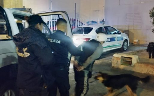 Vecinos detuvieron a «carita de bebé» intentando robar un auto y lo entregaron a la policía