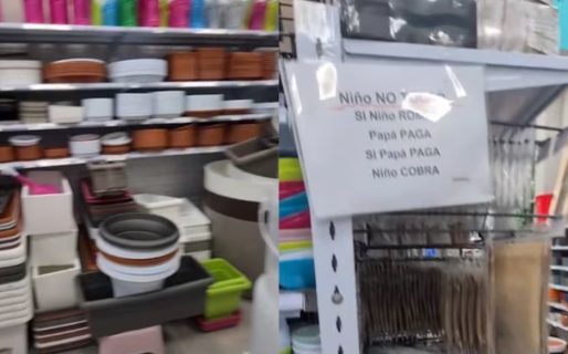 El insólito cartel que pusieron en un bazar chino y se volvió viral en las redes sociales