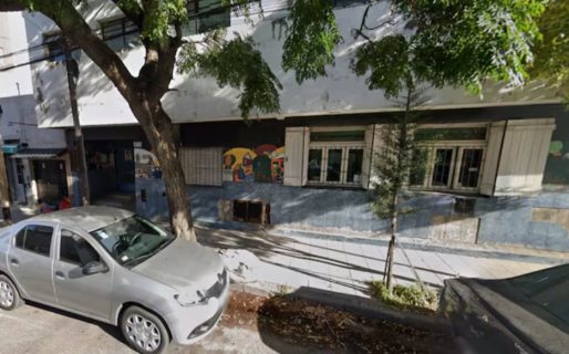 Un adolescente de 13 años le cortó la cara a su compañero para robarle las zapatillas en la puerta del colegio