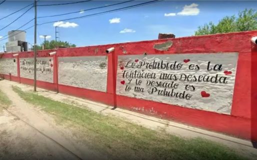 Una mujer fue a un hotel con su amante, se despertó y él le había robado hasta la ropa