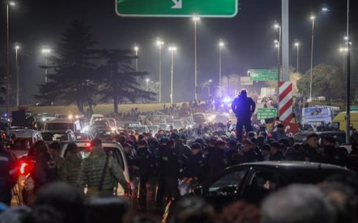 La Selección argentina llegó al país y miles de hinchas esperan a los jugadores en el predio de Ezeiza