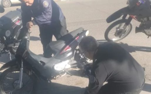 Caminaba por la calle y encontró la moto que le habían robado