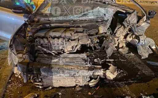 Una mujer viajaba con su bebé a bordo, perdió el control del auto y chocó contra un poste