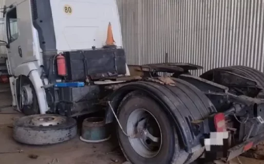 Un hombre arreglaba un camión, se le cayó encima y murió aplastado