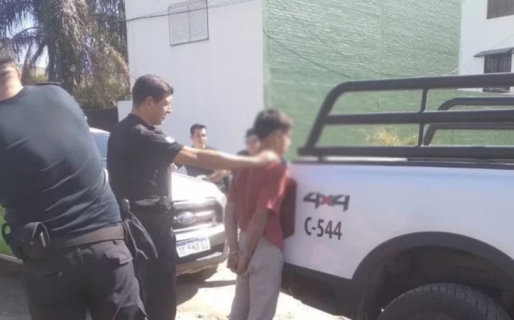 Un hombre atrapó a un ladrón infraganti, lo desnudó y lo azotó con un látigo