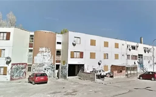 Les pidió a sus vecinos que bajaran la música porque no podía dormir y lo apuñalaron en la cara