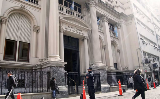 Salir del cepo en etapas: cómo es el plan del Gobierno para liberar el dólar tras la tensión en los mercados