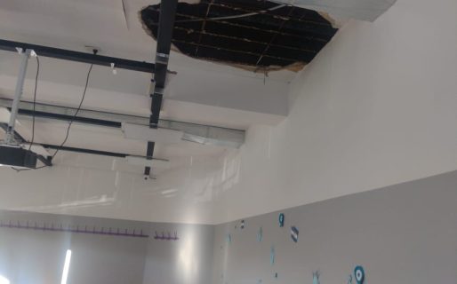 Dos alumnos resultaron heridos por el desprendimiento del techo de un aula