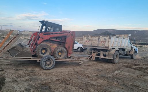 Intentaron robar tierra de una estancia con una mini pala y un camión