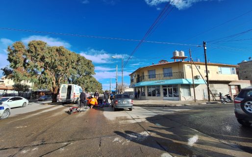 Choque en Avenida Canadá: una motociclista resultó herida y fue trasladada al Hospital Regional