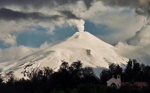 Chile: el volcán Villarrica tuvo una fuerte erupción y se refuerza el operativo de seguridad en la zona