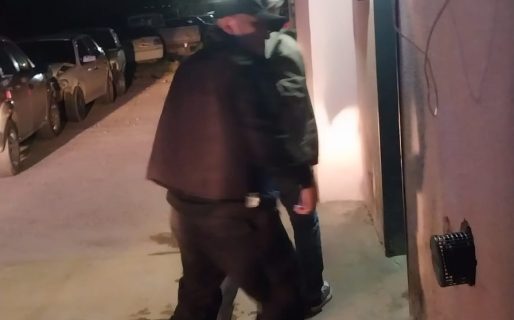 Intentaron retirarse de un supermercado con mercadería escondida en un bolso y fueron detenidos