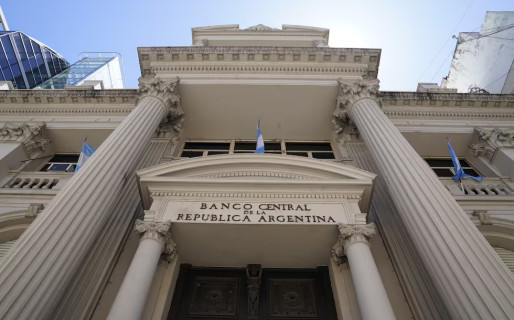 El Banco Central permitirá que las empresas usen sus dólares para pagar importaciones por anticipado