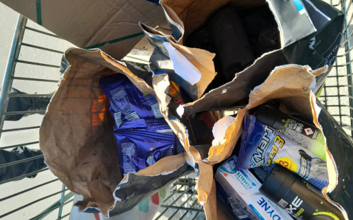 Casi roban 350 mil pesos en productos de un supermercado camuflándolos en bolsas de carbón