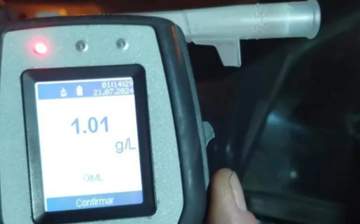 Manejaba borracho y chocó contra un auto estacionado