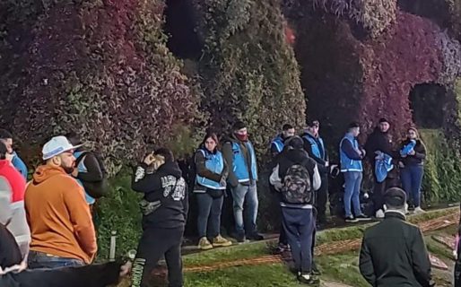 Un hincha se trepó a un cartel en el Obelisco, cayó y murió