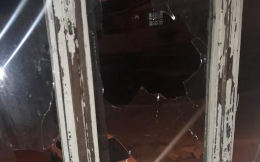 Un hombre fue detenido por apedrear la casa de una joven