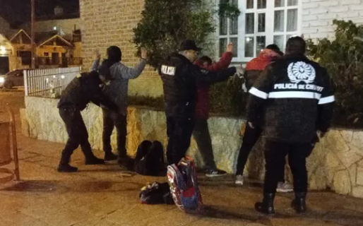 La policía detuvo a un hombre que tenía un cuchillo oculto entre la ropa