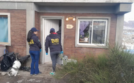 Lo atraparon por tenencia y presunta distribución de material de abuso sexual infantil