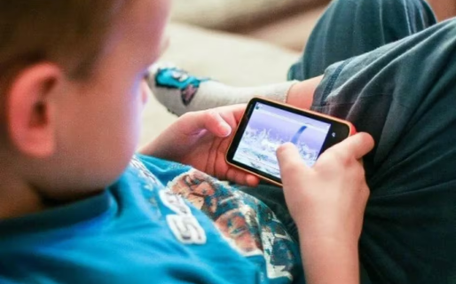 Dilemas de época: ¿A qué edad darle el primer celular a un hijo?