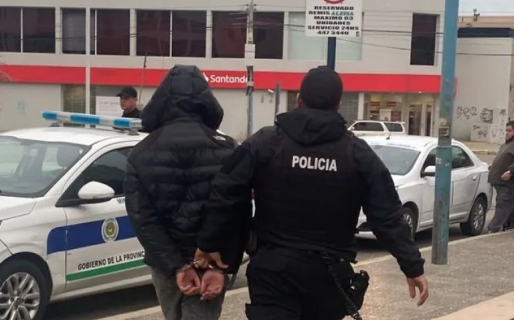 Tenía pedido de captura y lo atraparon en la Terminal de Ómnibus