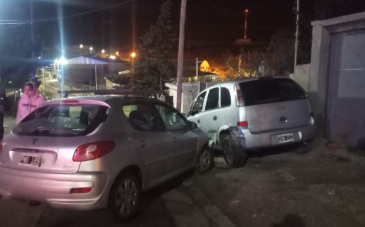 Conductor en estado de ebriedad chocó contra un auto estacionado en barrio Laprida: sin lesionados